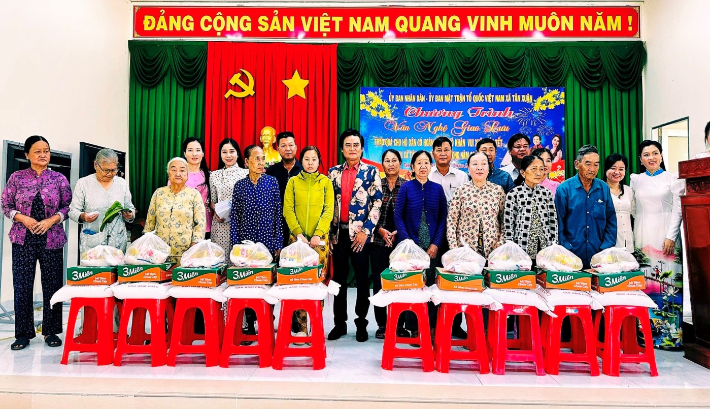 Ủy ban nhân dân – Ủy ban Mặt trận Tổ quốc Việt Nam xã Tân Xuân tổ chức chương trình giao lưu văn nghệ và tặng quà Tết cho các hộ gia đình khó khăn trên địa bàn xã