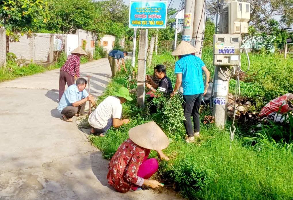 TÂN XUÂN TỔ CHỨC THỰC HIỆN “NGÀY CHỦ NHẬT NTM” GẮN VỚI PHONG TRÀO THI ĐUA “TOÀN DÂN CHUNG TAY BẢO VỆ MÔI TRƯỜNG VÌ MỘT VIỆT NAM XANH - SẠCH - ĐẸP”