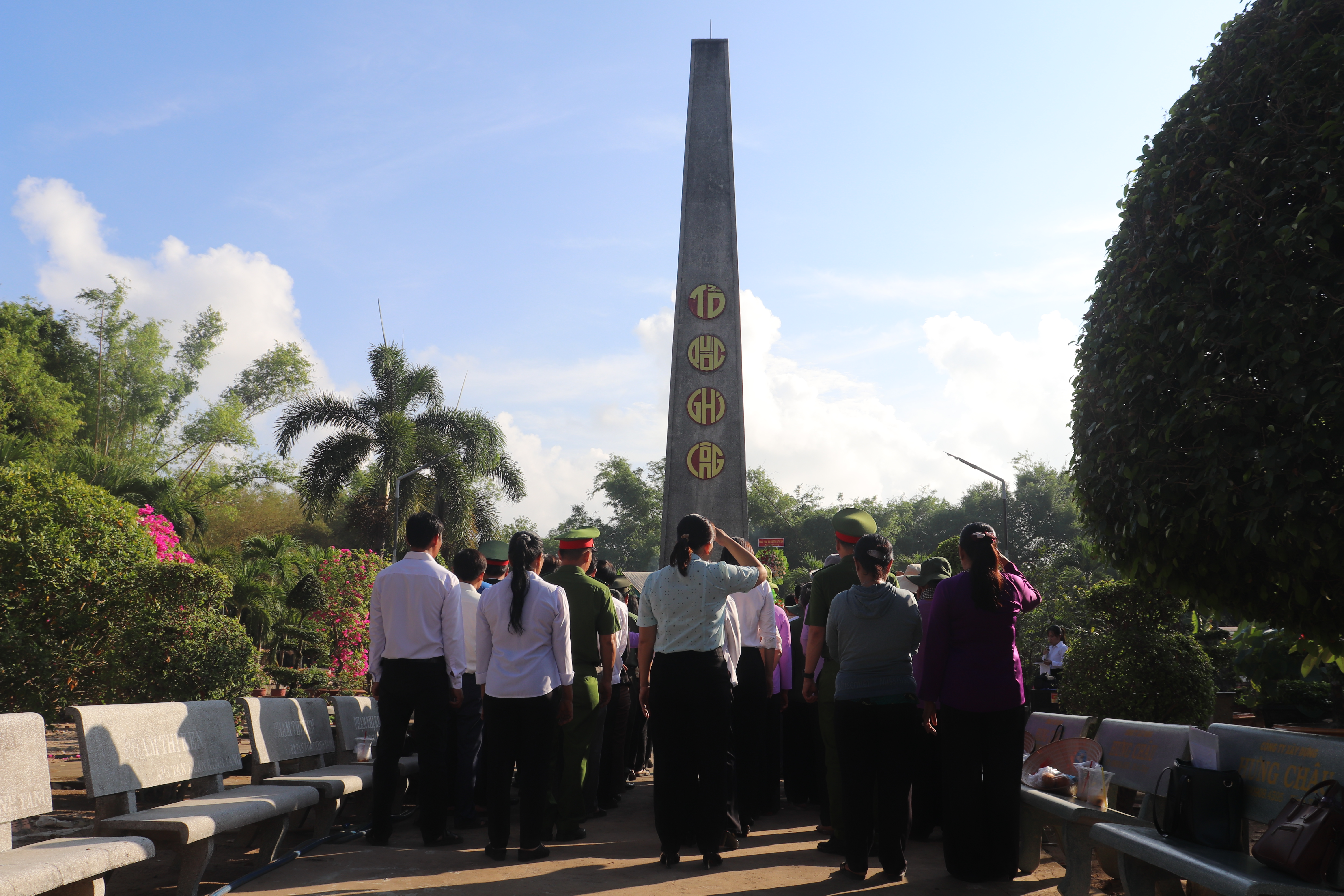TÂN XUÂN TỔ CHỨC LỄ VIẾNG NGHĨA TRANG LIỆT SĨ NHÂN KỶ NIỆM 51 NĂM NGÀY GIẢI PHÓNG MIỀN NAM, THỐNG NHẤT ĐẤT NƯỚC