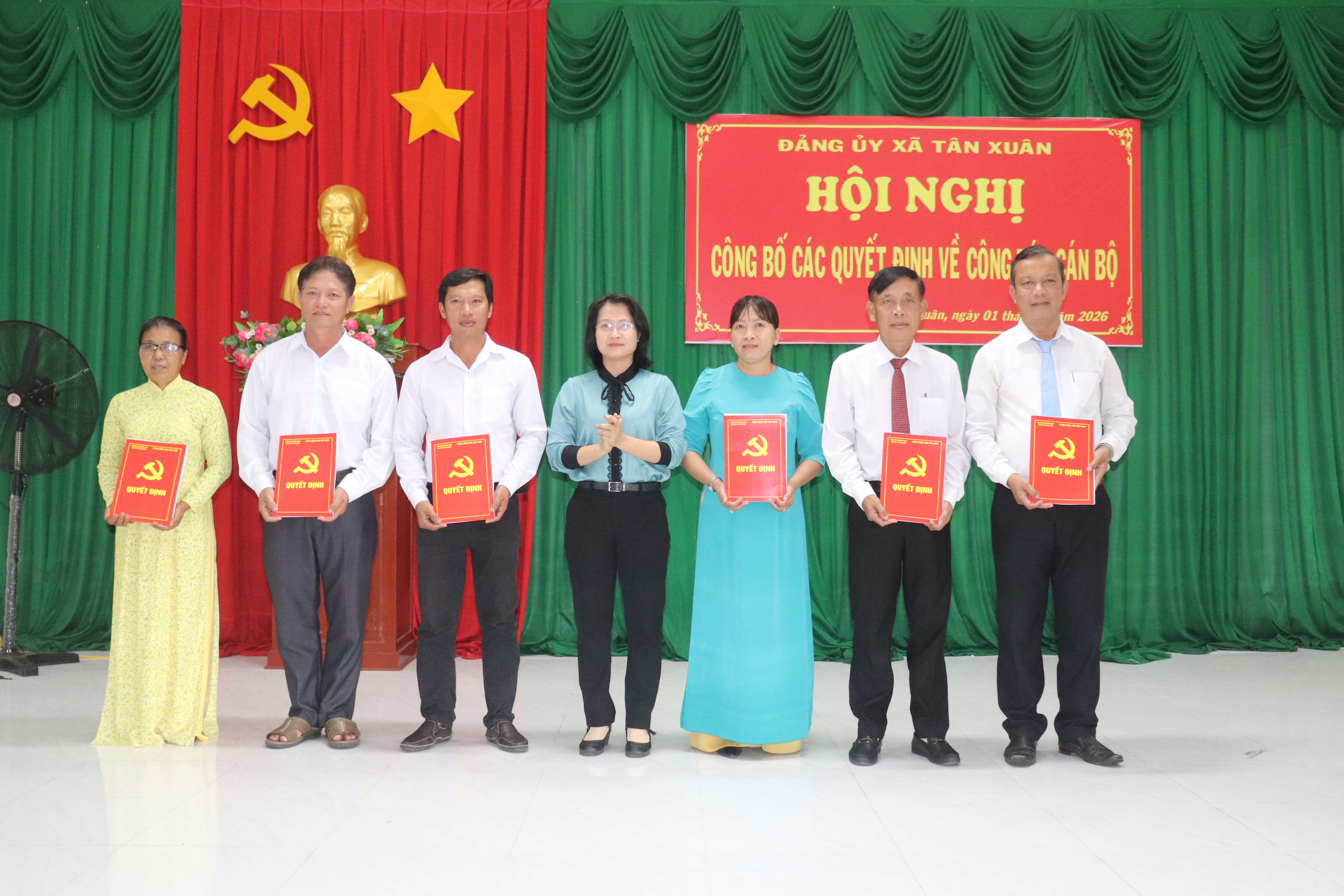 TÂN XUÂN - CÔNG BỐ CÁC QUYẾT ĐỊNH VỀ TỔ CHỨC ĐẢNG VÀ CÔNG TÁC CÁN BỘ