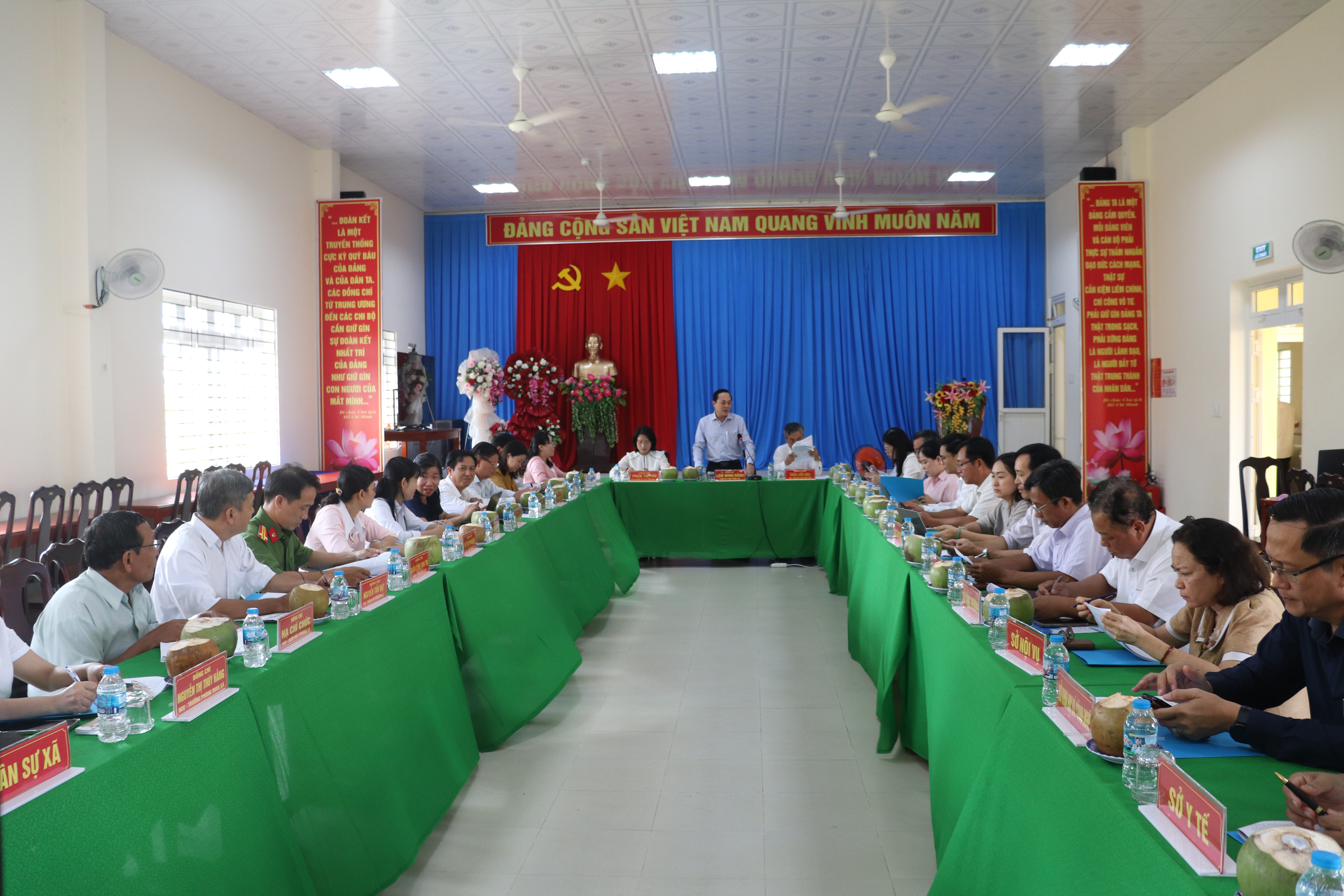 Phó Bí thư Tỉnh ủy Lâm Minh Đằng Trao huy hiệu 65 năm tuổi Đảng và làm việc với Đảng ủy xã Tân Xuân