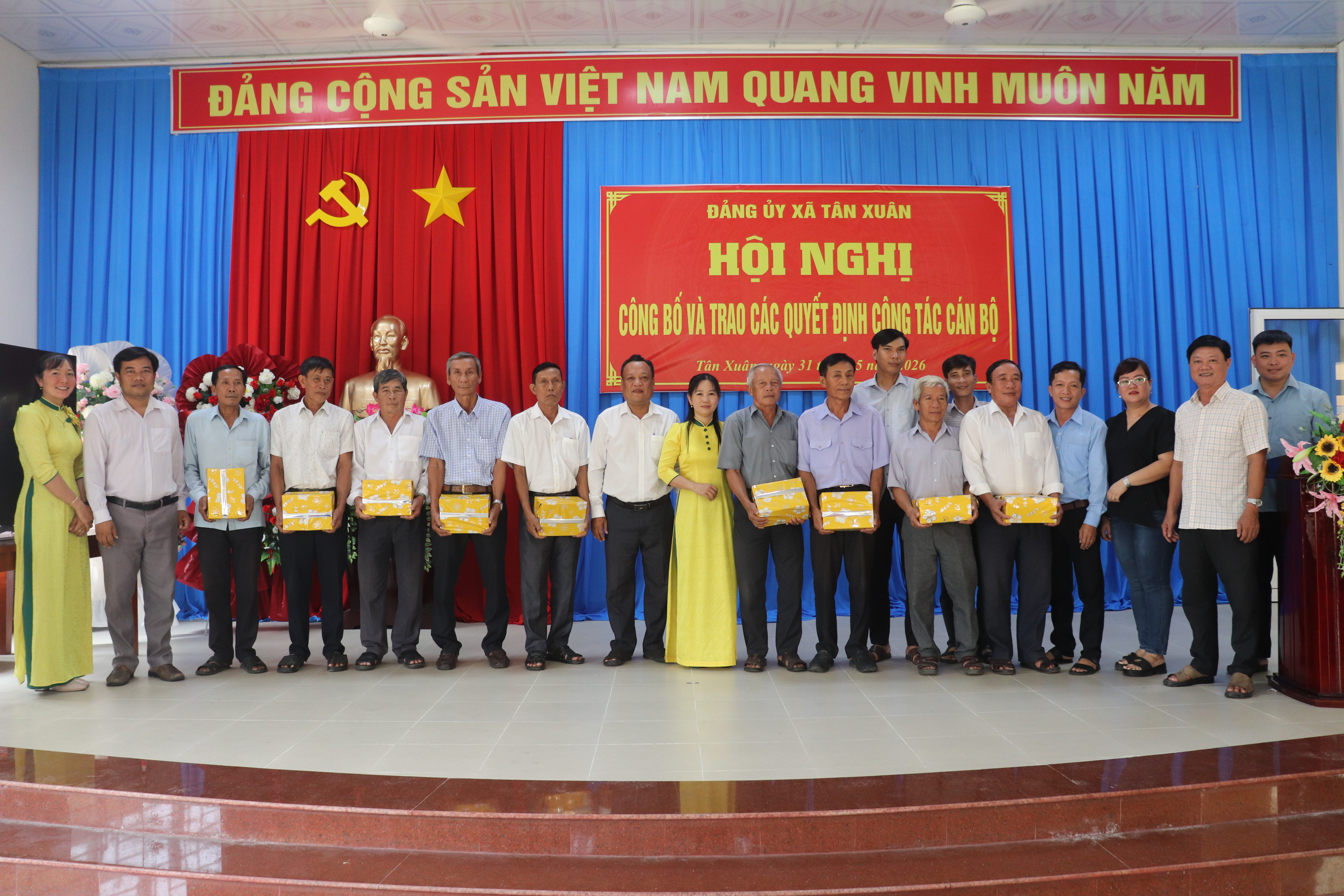 TÂN XUÂN - CÔNG BỐ VÀ TRAO CÁC QUYẾT ĐỊNH CÔNG TÁC CÁN BỘ