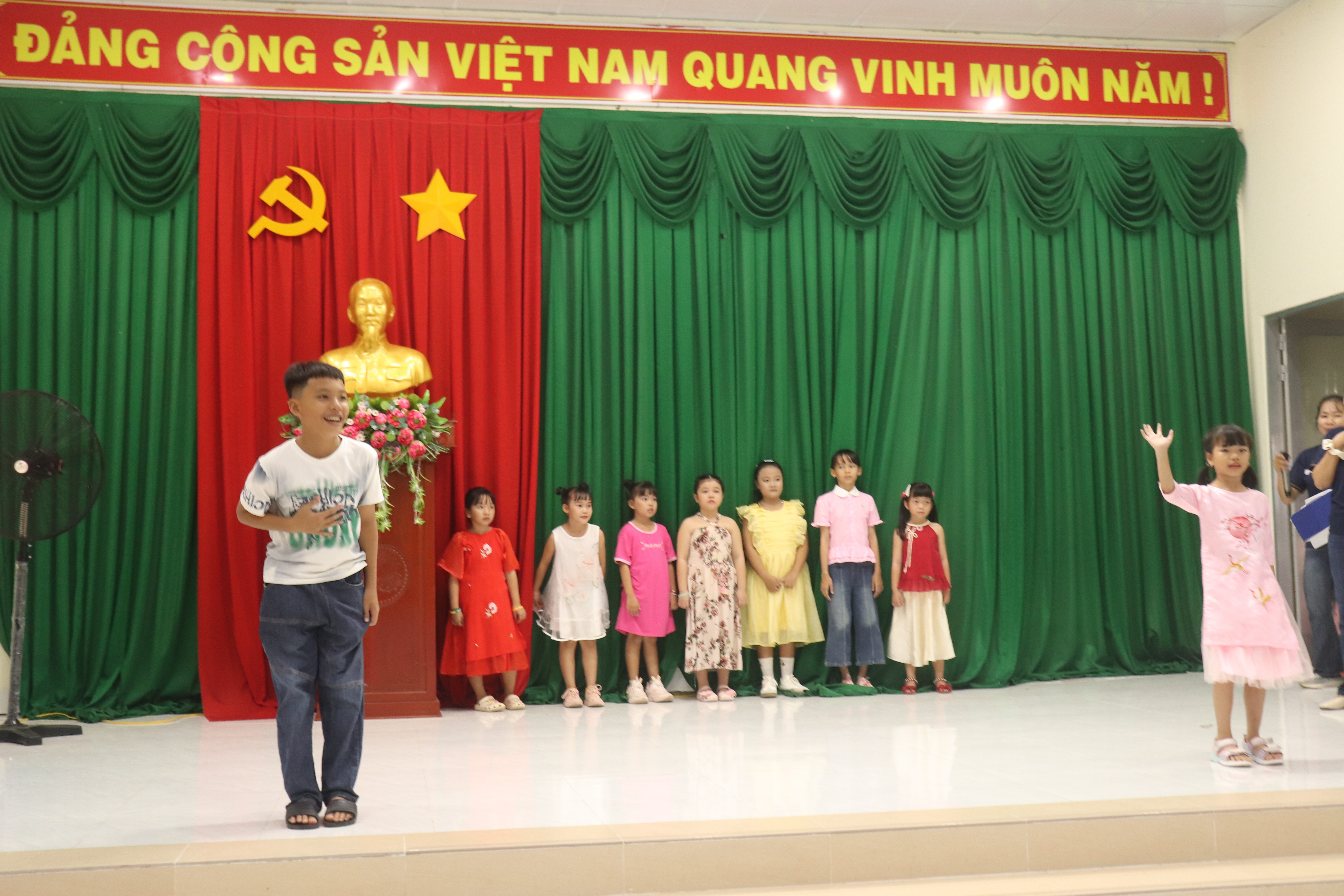 TỔ CHỨC HỌP MẶT, TRAO QUÀ NHÂN NGÀY QUỐC TẾ THIẾU NHI 1/6
