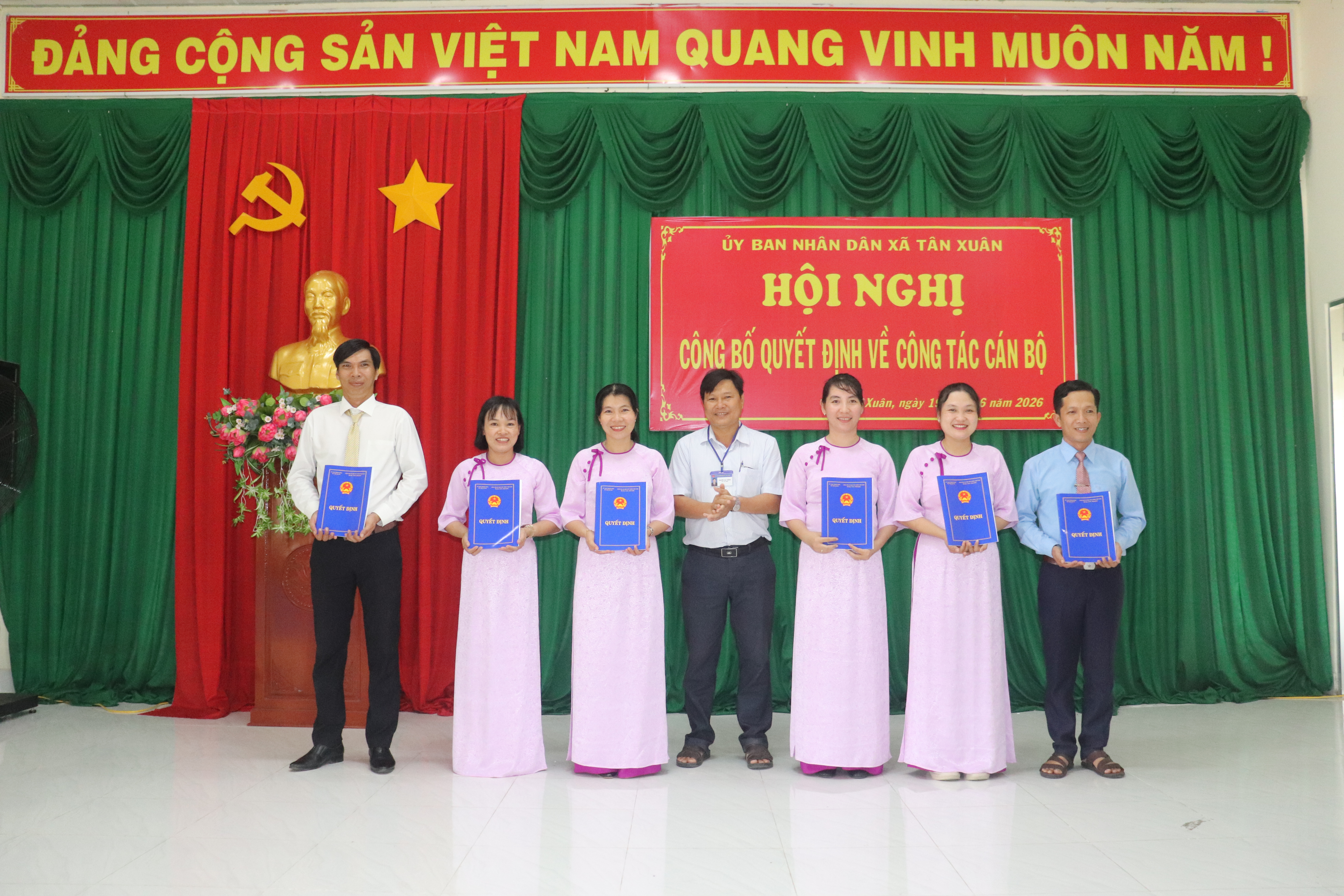 TÂN XUÂN TỔ CHỨC HỘI NGHỊ CÔNG BỐ VÀ TRAO 
QUYẾT ĐỊNH CÔNG TÁC CÁN BỘ
