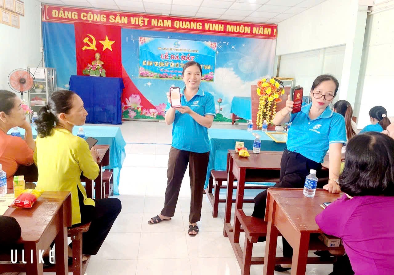 HỘI LHPN XÃ TÂN XUÂN TỔ CHỨC LỄ RA MẮT MÔ HÌNH “GIA ĐÌNH SỐ” GẮN VỚI “CHI HỘI SỐ”