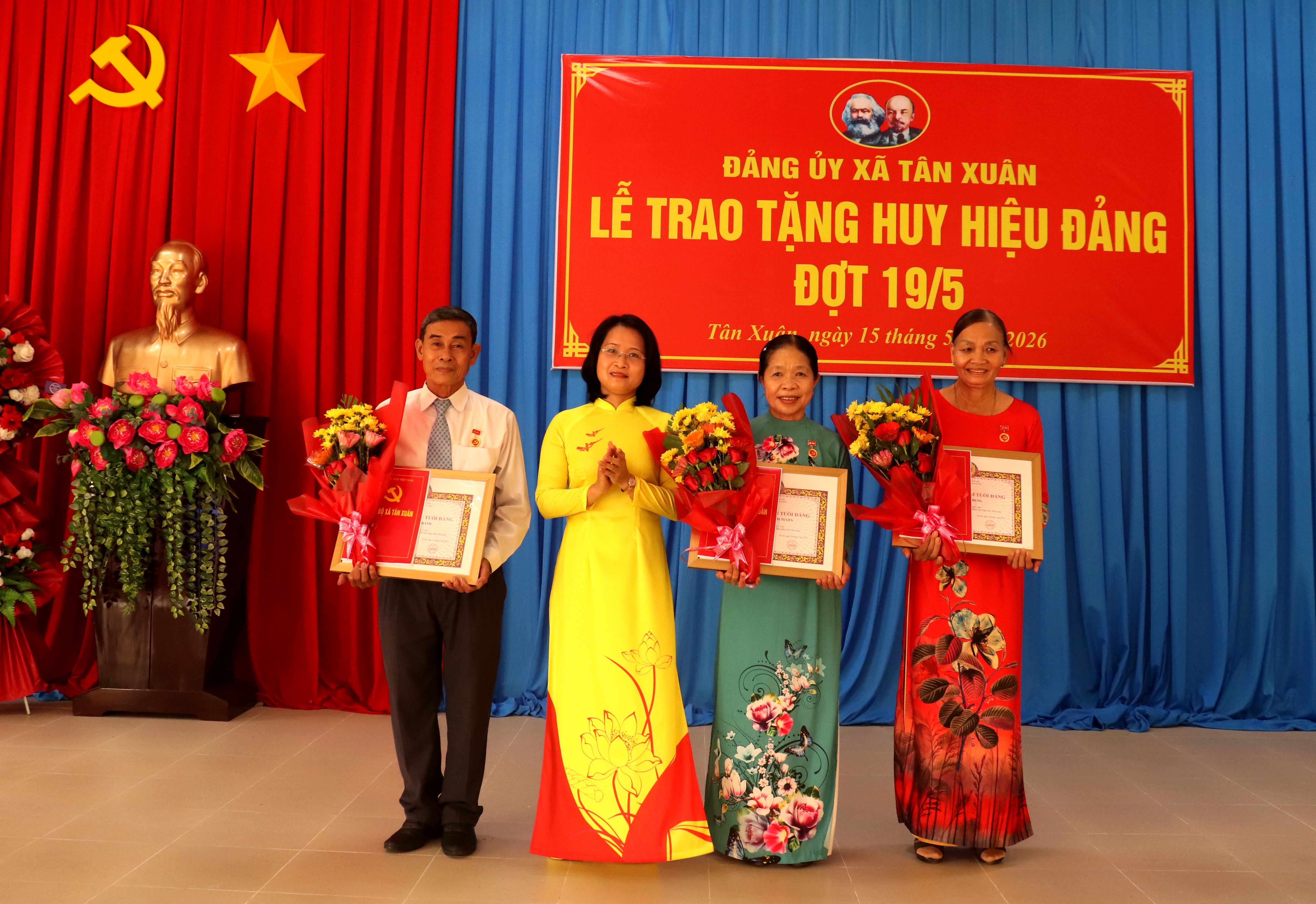 ĐẢNG ỦY XÃ TÂN XUÂN TỔ CHỨC LỄ TRAO HUY HIỆU ĐẢNG ĐỢT 19/5/2026