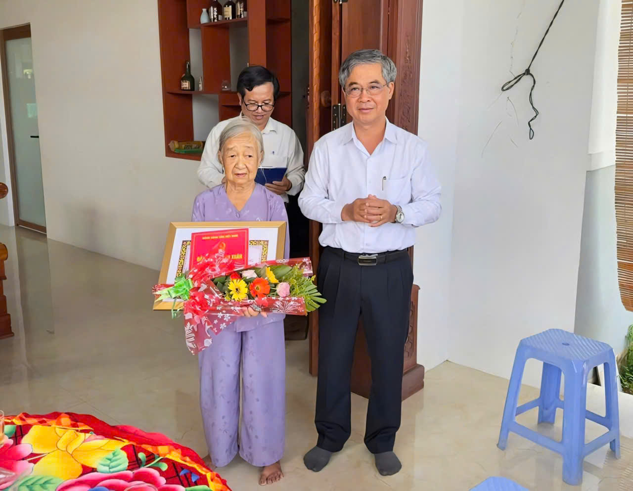 Trao huy hiệu 65 năm và 60 năm tuổi đảng cho đảng viên xã tân xuân