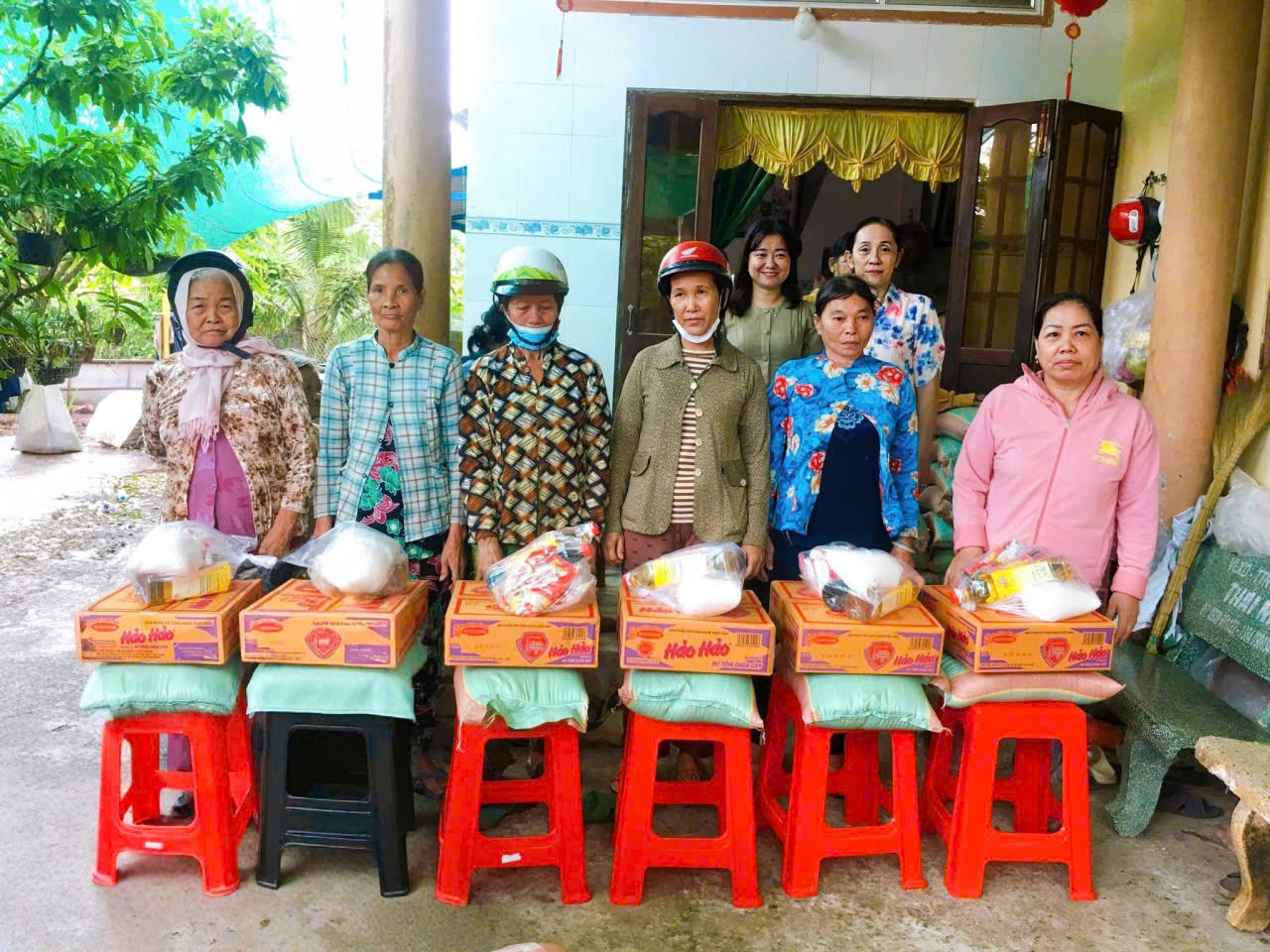 Tiếp tục thực hiện công tác an sinh xã hội - tặng quà cho hộ nghèo, hộ có hoàn cảnh khó khăn