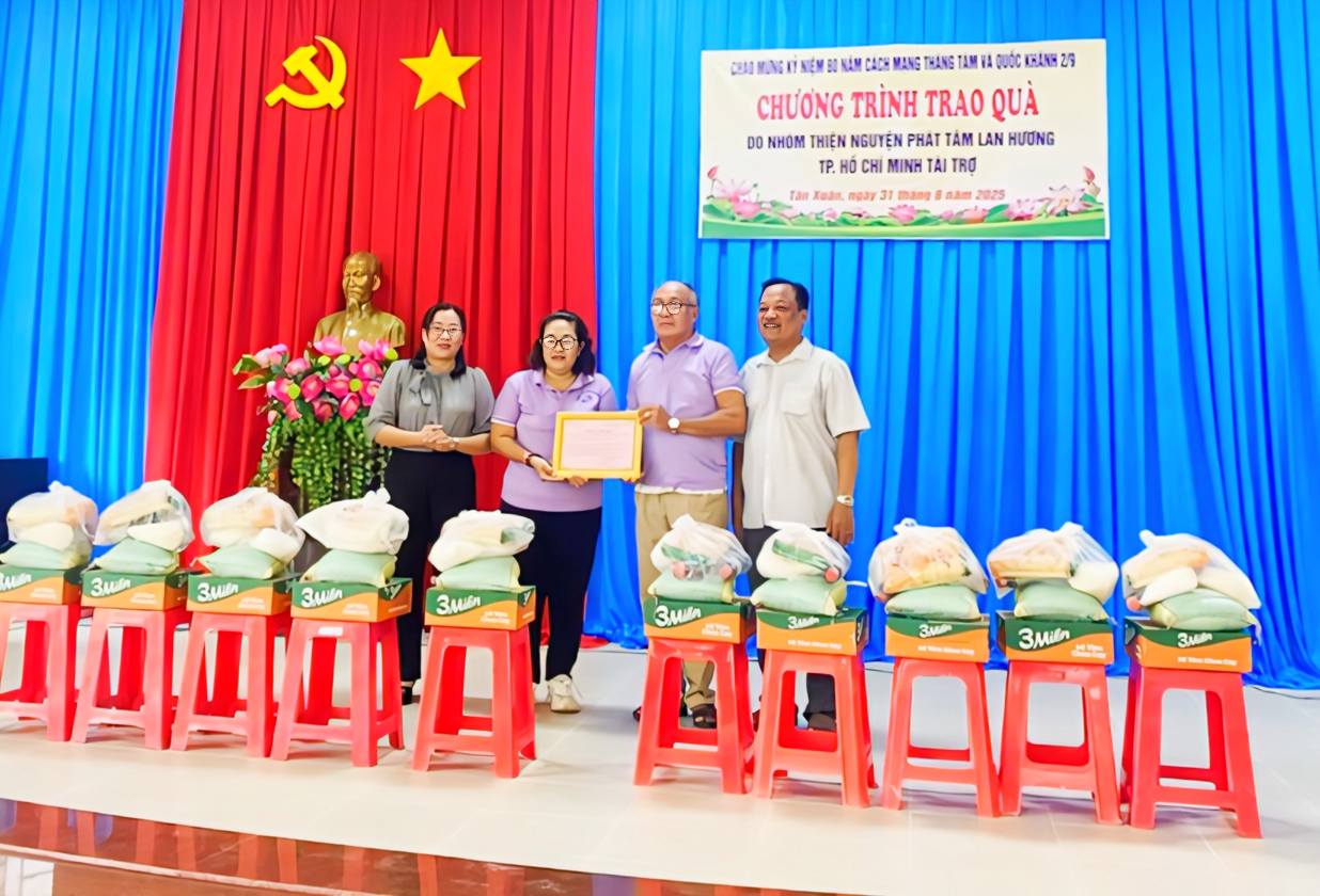 Tặng quà cho các hộ có hoàn cảnh khó khăn nhân dịp Kỷ niệm 80 năm Cách mạng tháng tám thành công và Quốc khánh 2/9