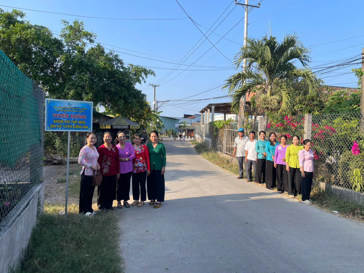 Hội LHPN xã Tân Xuân ra mắt các tuyến đường “không rác thải nhựa” gắn với các “Tuyến đường hoa” năm 2026