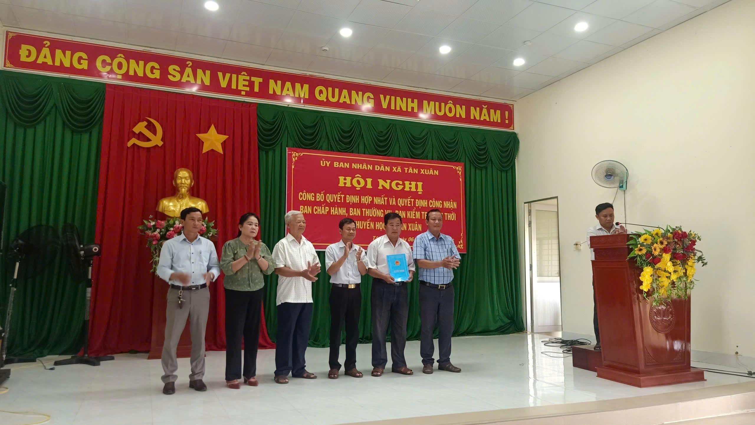 Công bố quyết định hợp nhất Hội Khuyến học xã Tân Xuân